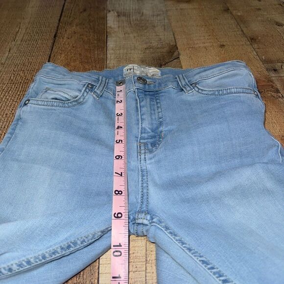 Free People Distressed Raw Hem Jeans Size 25 light wash - Picture 7 of 11